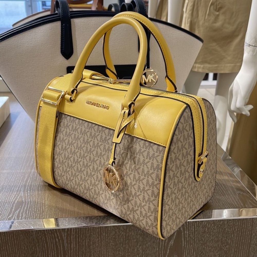 Michael Kors med Duffel Travel Leather/Coated
35S2GTFU2B
DAFFODIL
MD DUFFLE
NWT